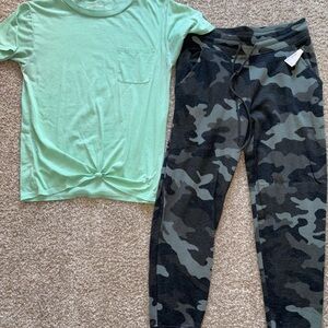 Aeropostale womens camo joggers & tee